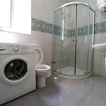 Alloggio in famiglia F8 3, Private Two Single Beds Shared Bathroom In Shared Flat