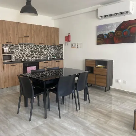 F8 3, Private Two Single Beds Shared Bathroom In Shared Flat בית אירוח