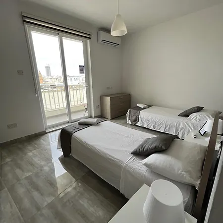F8 3, Private Two Single Beds Shared Bathroom In Shared Flat Kwatera prywatna