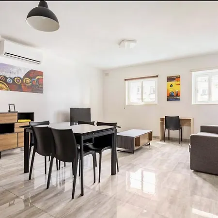 Alloggio in famiglia F8 3, Private Two Single Beds Shared Bathroom In Shared Flat *