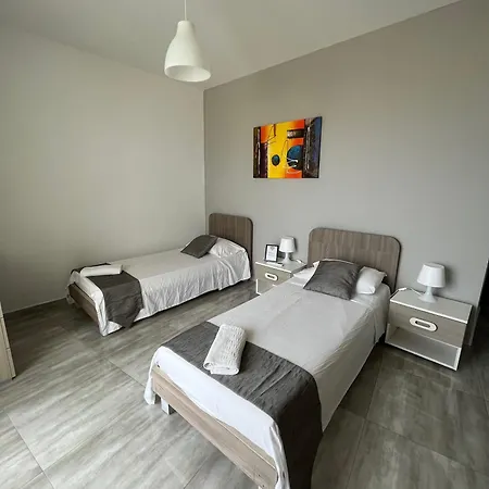 Δωμάτια σε οικογενειακή κατοικία F8 3, Private Two Single Beds Shared Bathroom In Shared Flat