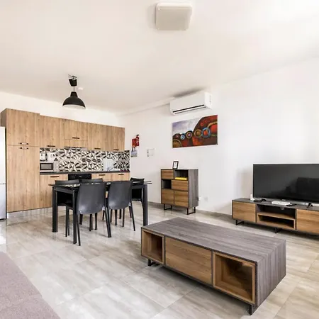 F8 3, Private Two Single Beds Shared Bathroom In Shared Flat *