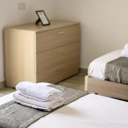 F8 3, Private Two Single Beds Shared Bathroom In Shared Flat Rum i privatbostad