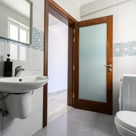 F8 3, Private Two Single Beds Shared Bathroom In Shared Flat