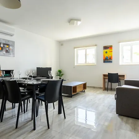 F8 3, Private Two Single Beds Shared Bathroom In Shared Flat *