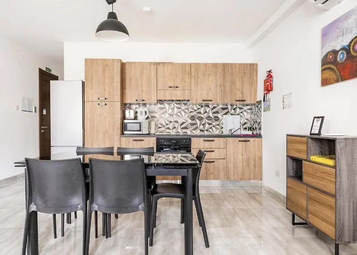 Homestay F8 3, Private Two Single Beds Shared Bathroom In Shared Flat *