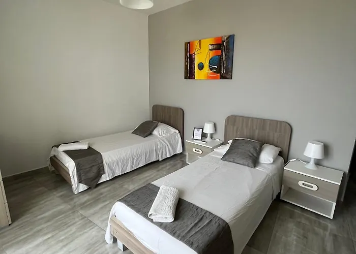 Homestay F8 3, Private Two Single Beds Shared Bathroom In Shared Flat