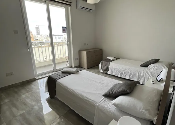 F8 3, Private Two Single Beds Shared Bathroom In Shared Flat Homestay