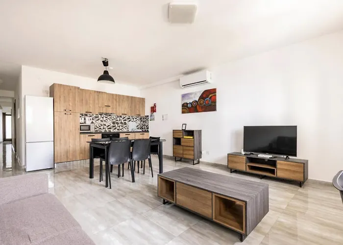 F8 3, Private Two Single Beds Shared Bathroom In Shared Flat *